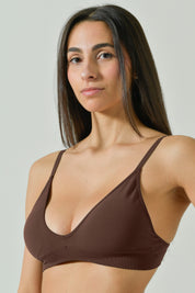 Reggiseno a triangolo senza ferretto Risalti in microfibra color cioccolato, indossato
