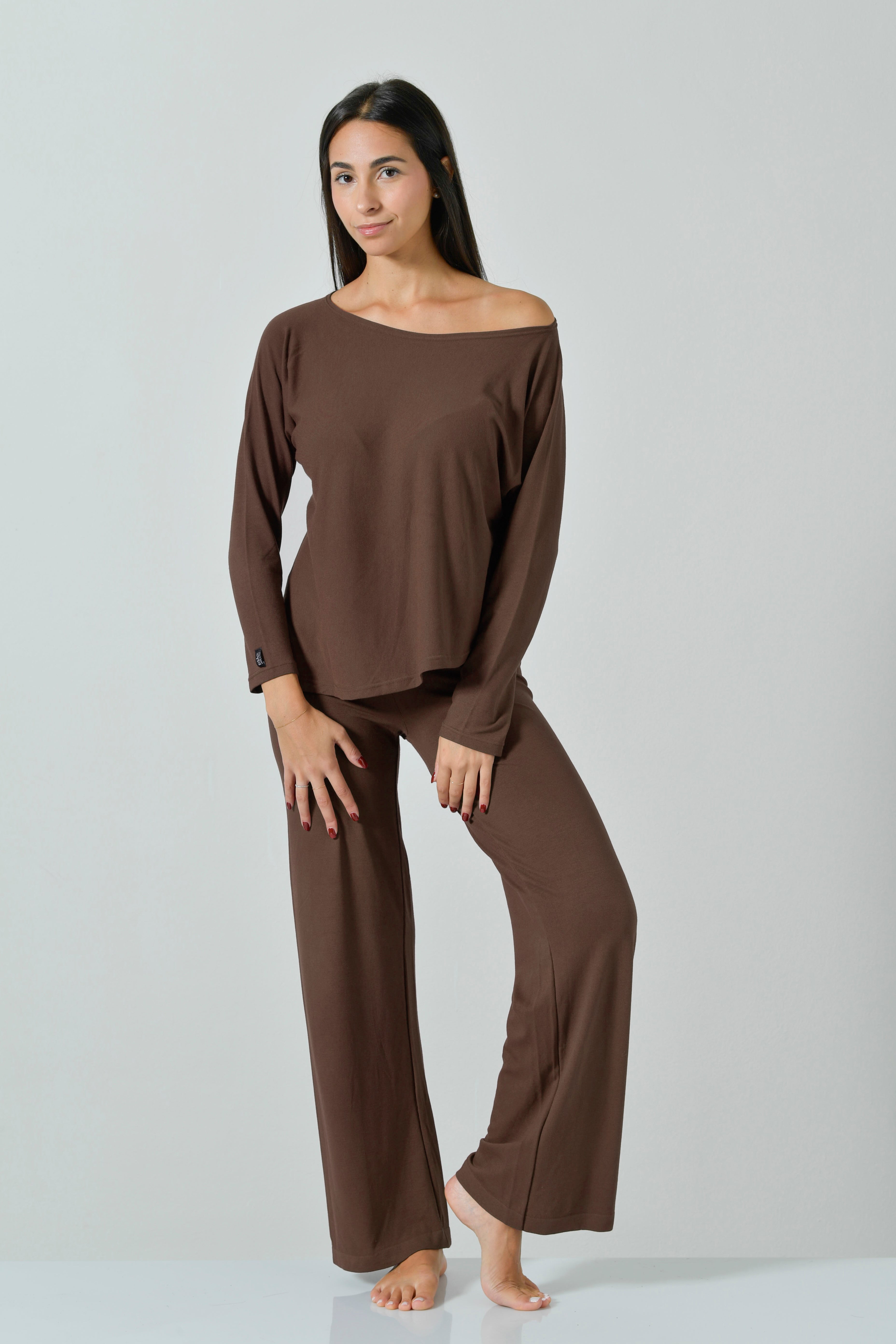 Pantalone palazzo color cocoa indossato con la maglia oversize coordinata, vista frontale