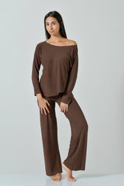 Completo loungewear color cocoa indossato: maglia oversize e pantalone palazzo, vista frontale