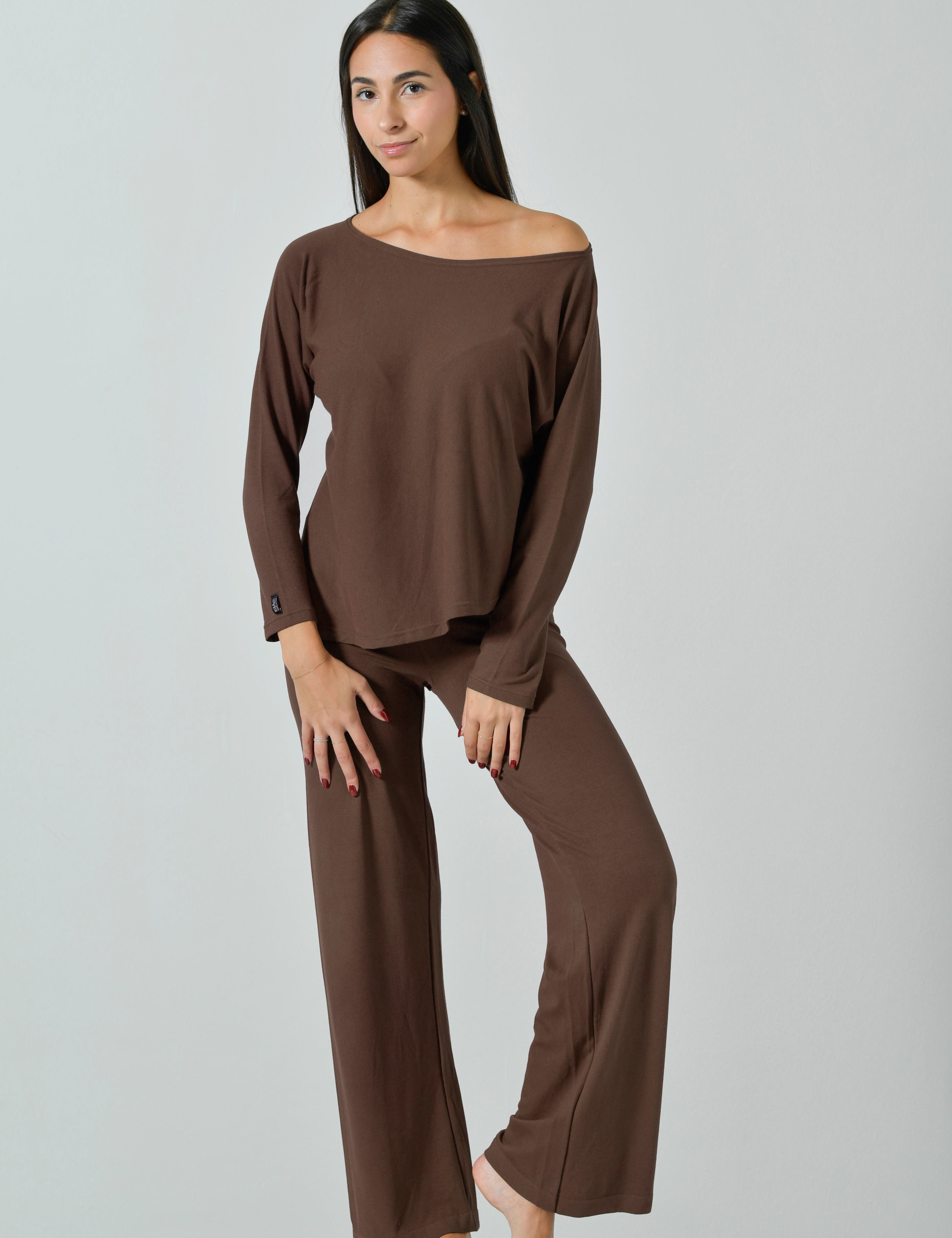 Completo loungewear color cocoa indossato: maglia oversize e pantalone palazzo, vista frontale