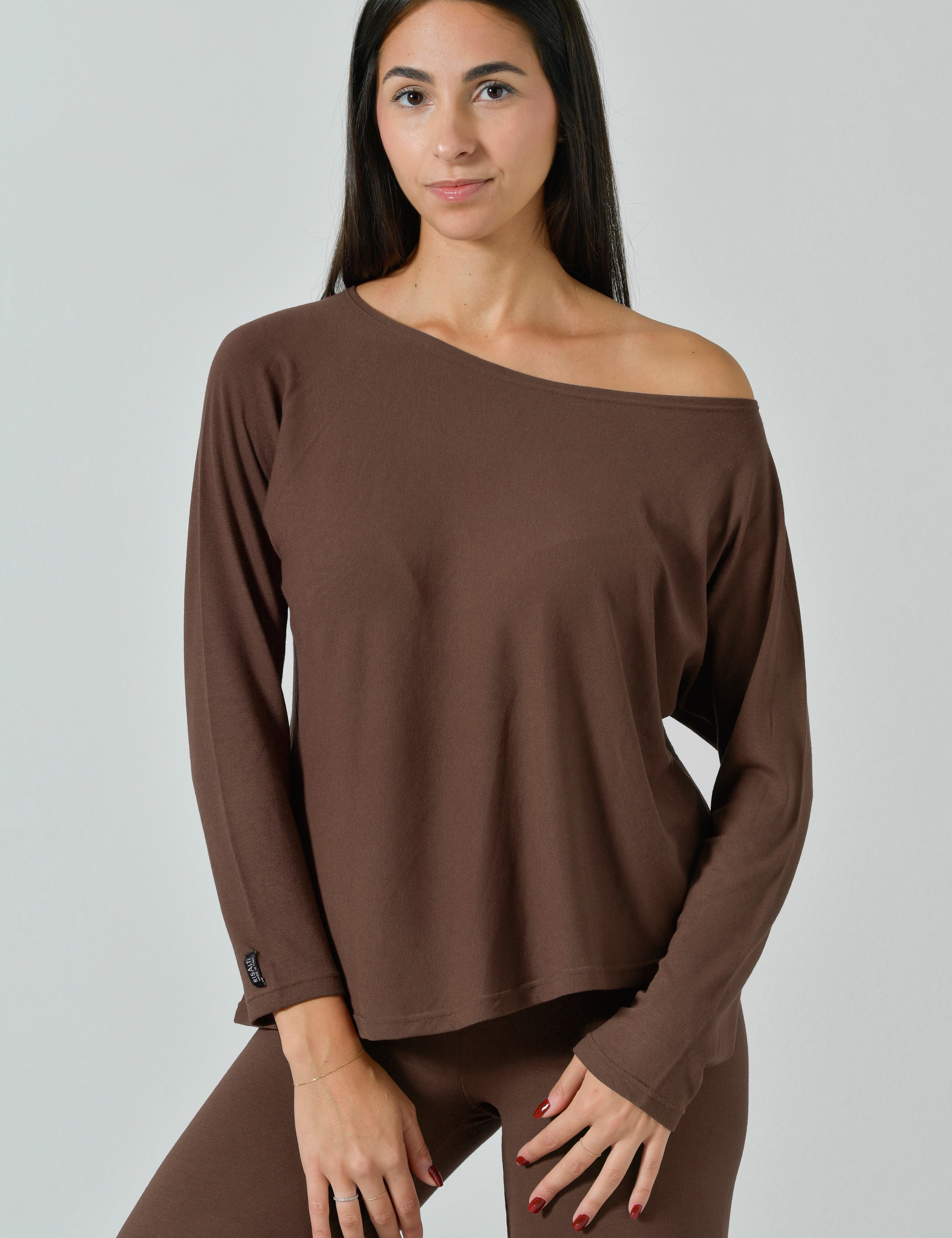 Maglia oversize donna Risalti color cocoa con scollo a barchetta portato su una spalla