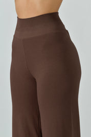 Dettaglio della banda elastica in vita del pantalone palazzo color cocoa