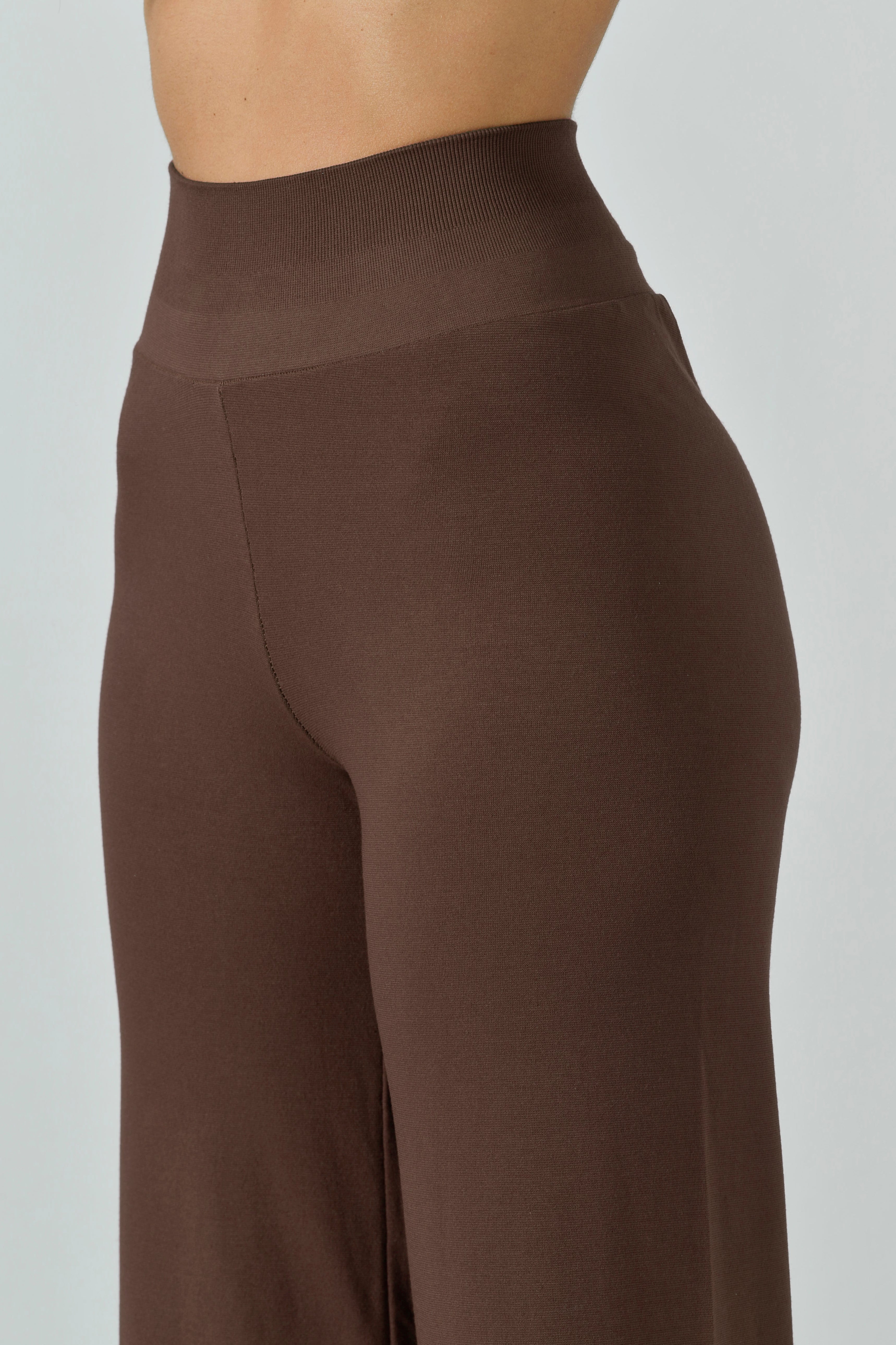Dettaglio della banda elastica in vita del pantalone palazzo color cocoa