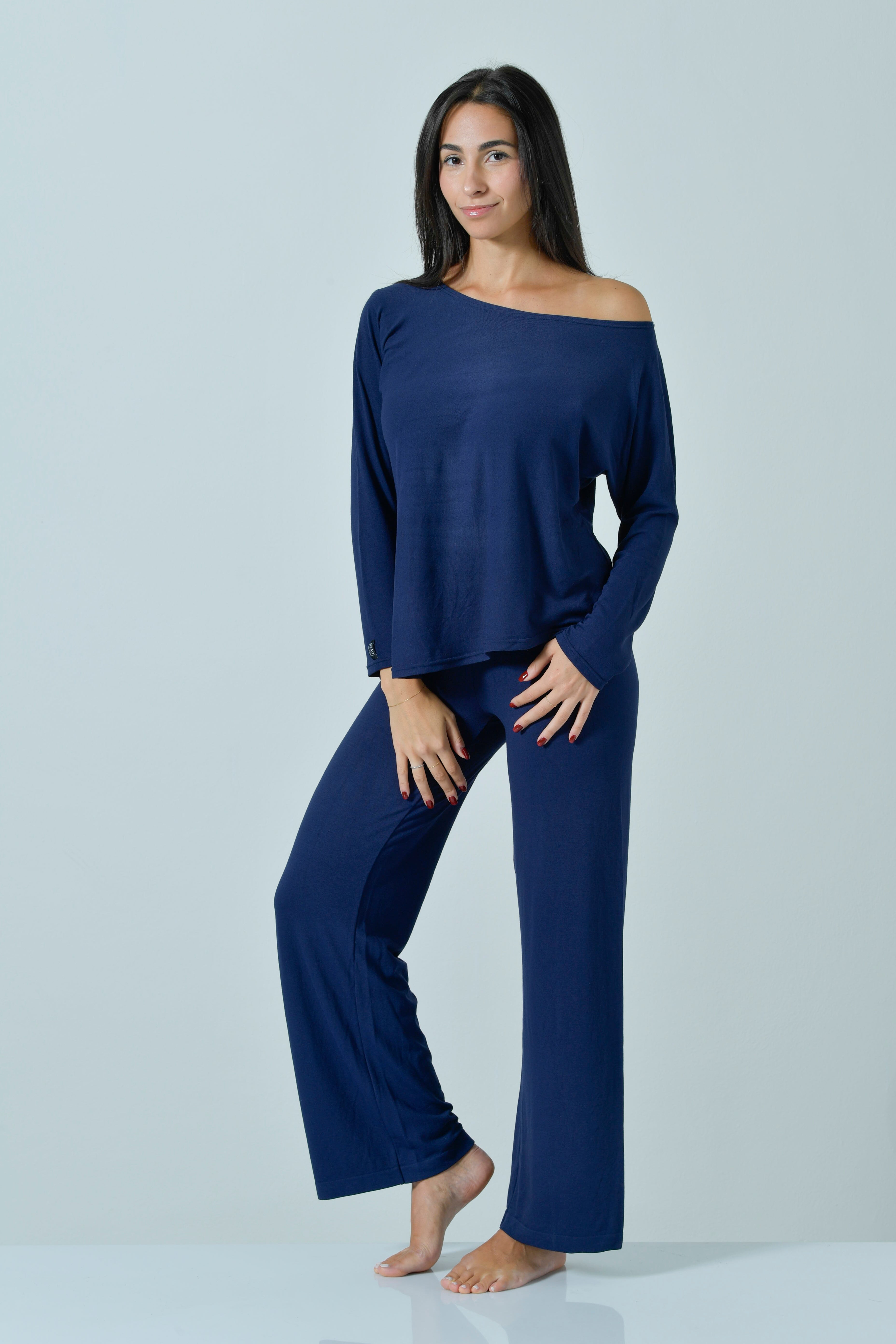 Pantalone palazzo blu navy indossato con la maglia oversize coordinata, vista frontale