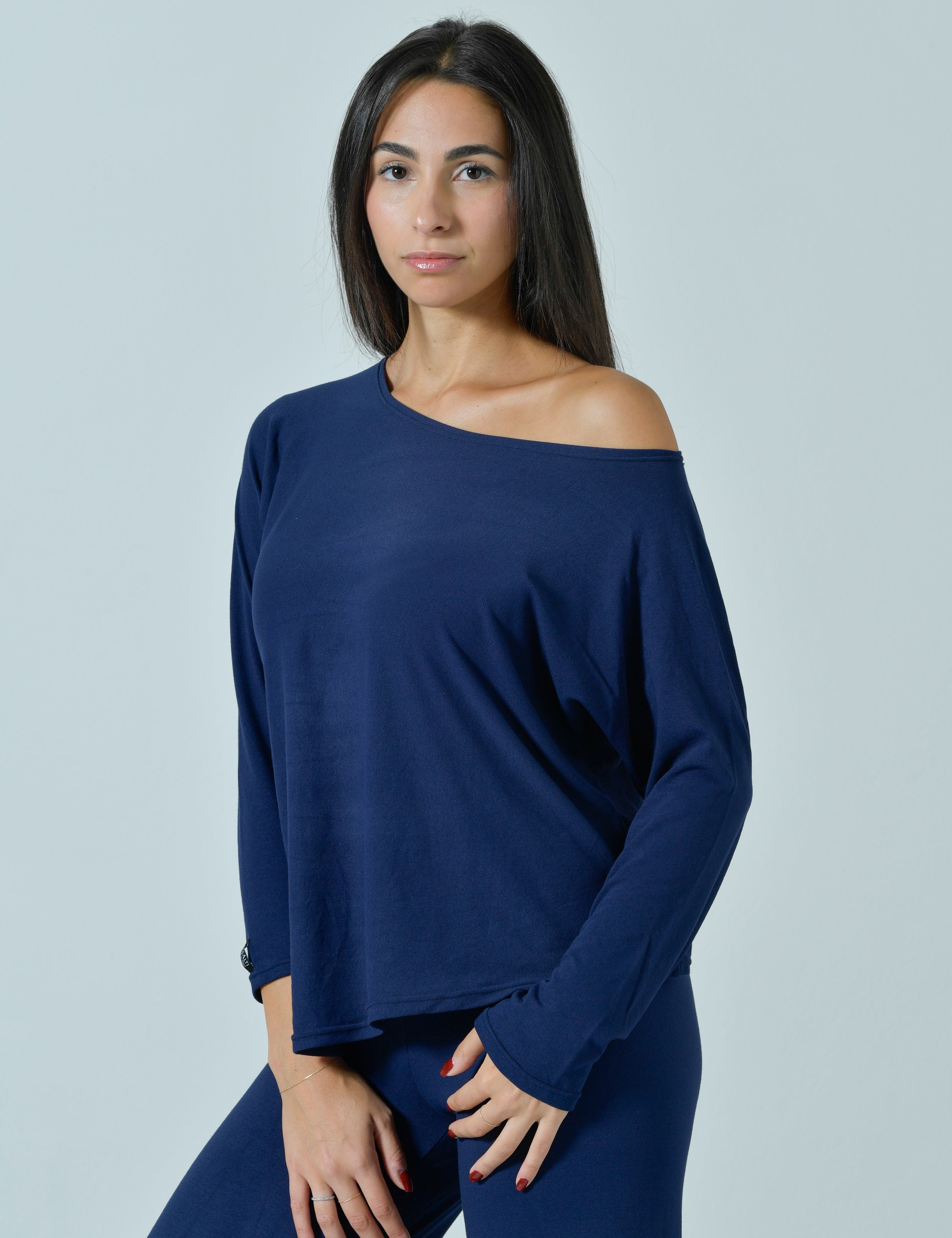 Maglia oversize donna Risalti blu navy con scollo a barchetta portato su una spalla