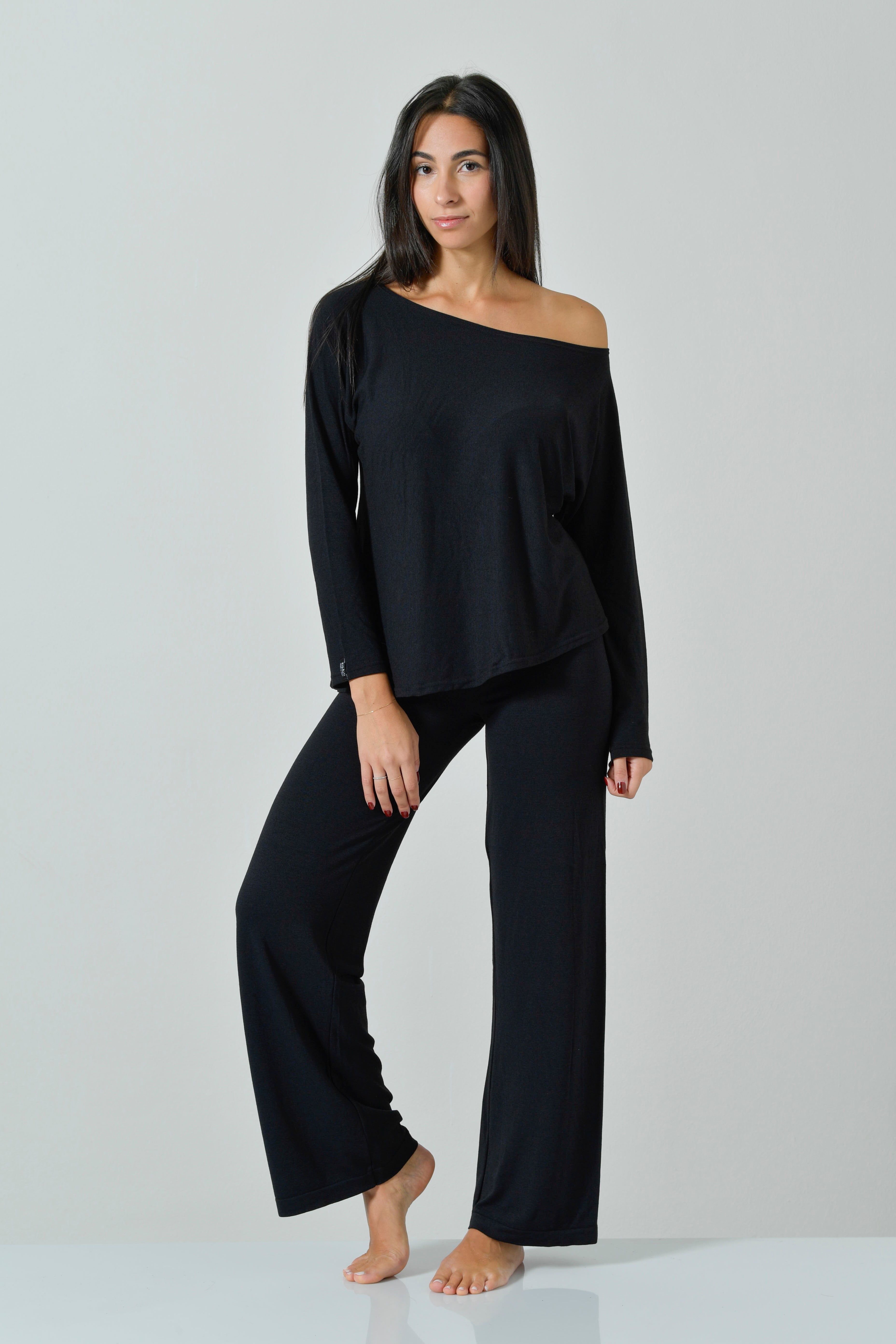 Completo loungewear nero indossato: maglia oversize e pantalone palazzo, vista frontale