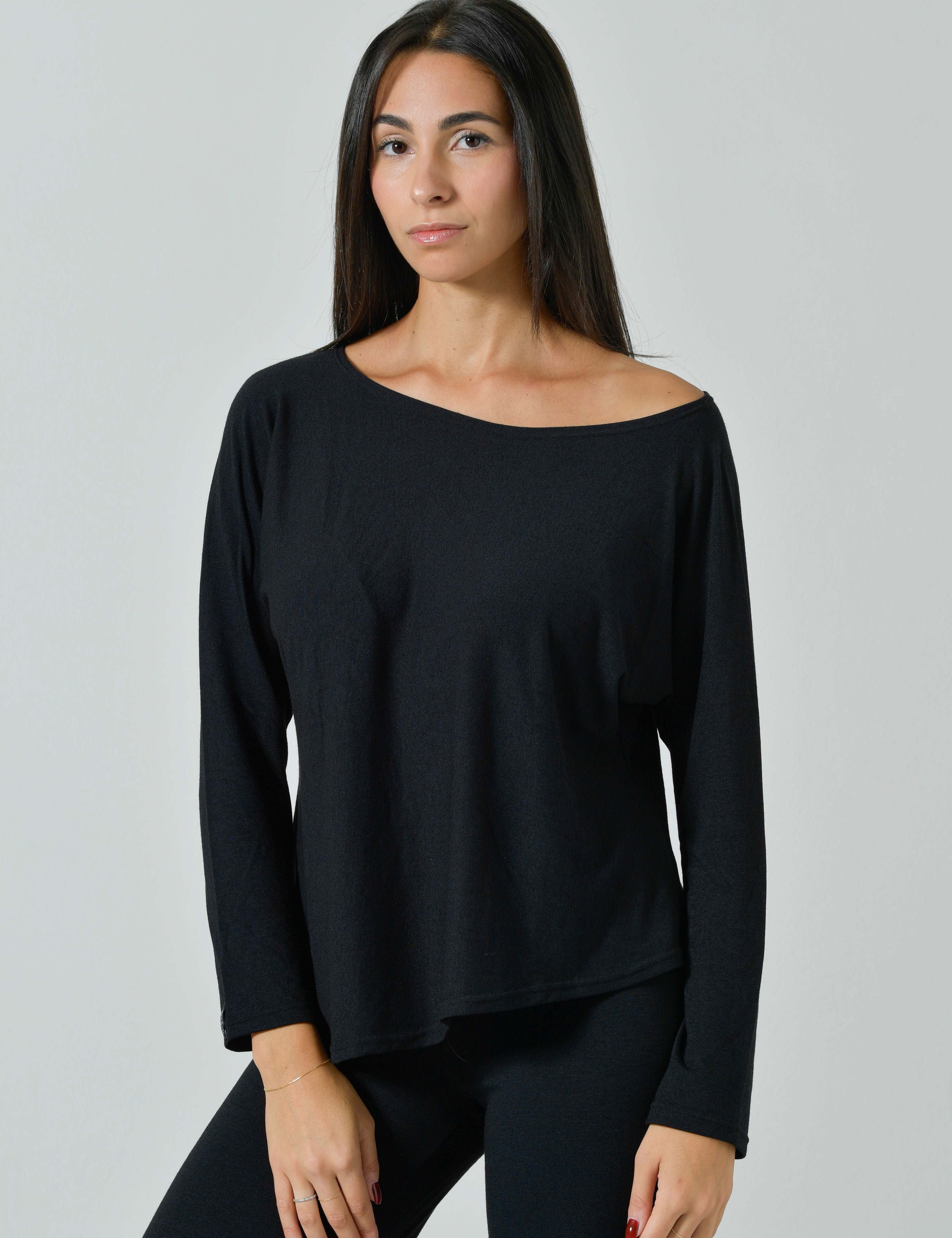 Maglia oversize donna Risalti nera con scollo a barchetta portato su una spalla