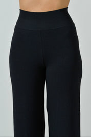 Dettaglio della banda elastica in vita del pantalone palazzo nero