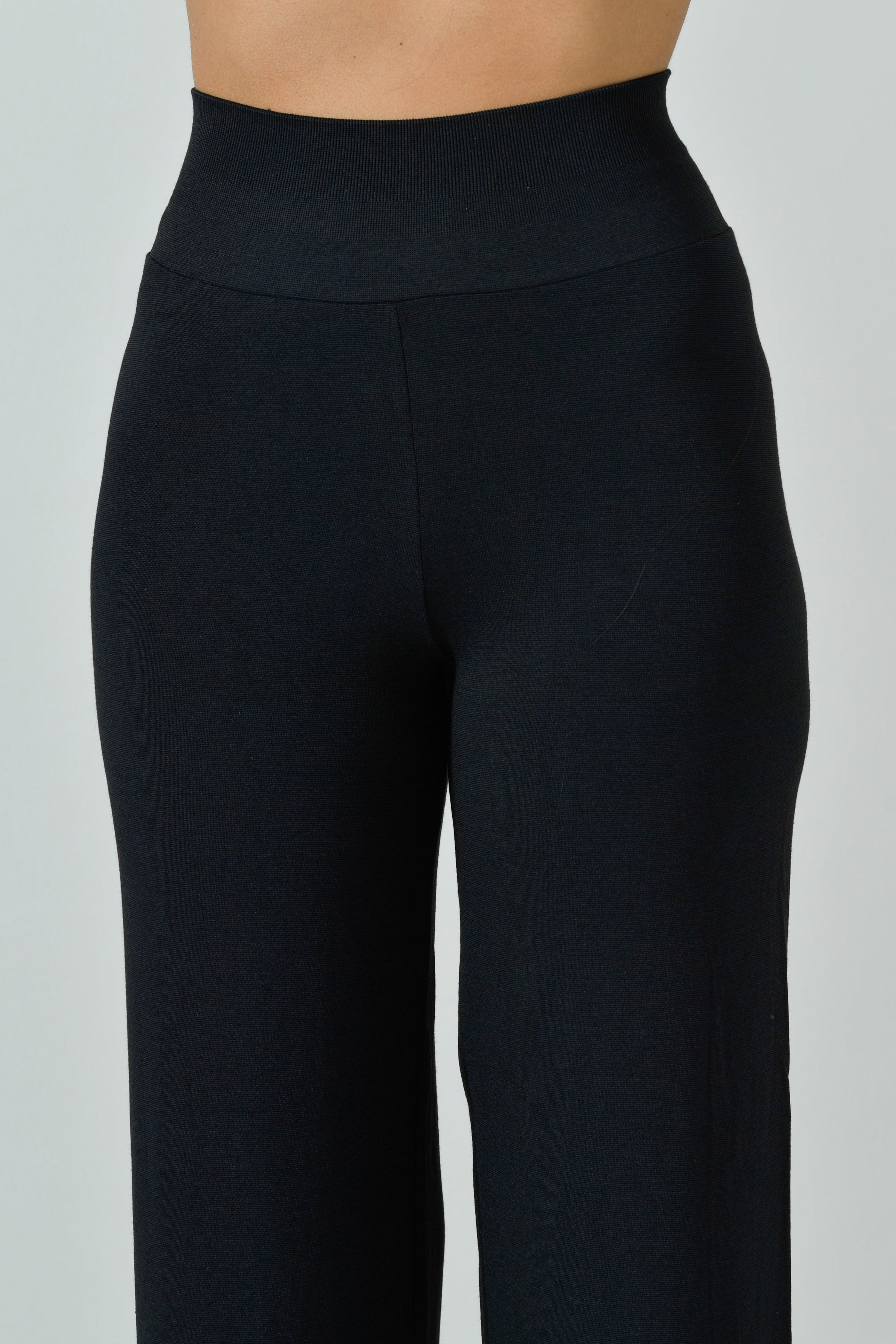 Dettaglio della banda elastica in vita del pantalone palazzo nero
