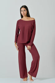 Completo loungewear color wine indossato: maglia oversize e pantalone palazzo, vista frontale