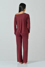 Vista posteriore del pantalone palazzo color wine con gamba che cade dritta