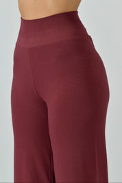 Dettaglio della banda elastica in vita del pantalone palazzo color wine